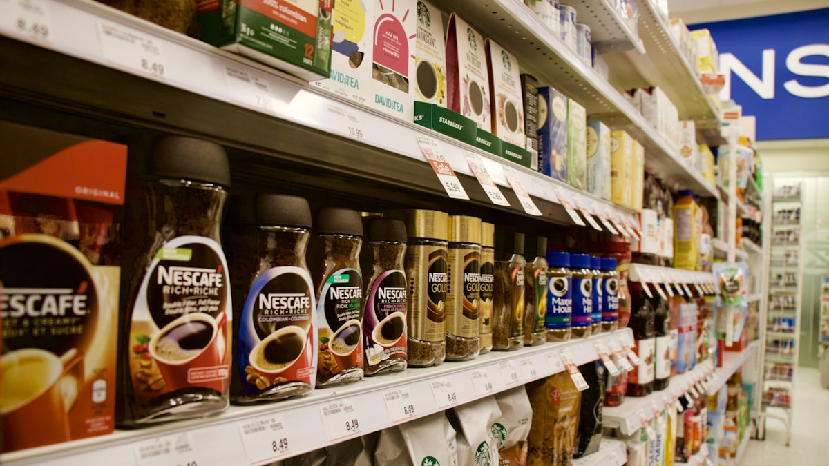 Bunte Verpackungen und lange Zutatenlisten sind das Markenzeichen ultra verarbeiteter Produkte, die inzwischen fast die Hälfte unserer täglichen Energie liefern.